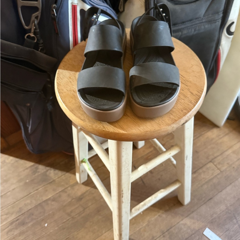 CROCS Black Brooklyns size 6 Sandals - Picture 5 of 5